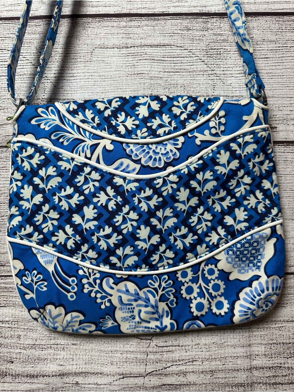 Vera Bradley crossbody bag in Blue Lagoon quilted pattern - Picture 7 of 16